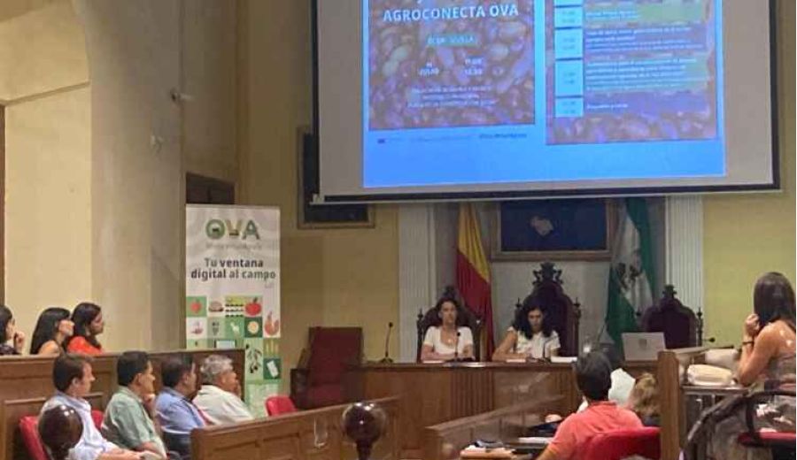 Presentados los servicios de la Oficina Virtual Agraria (OVA) a los agricultores de Écija y comarca