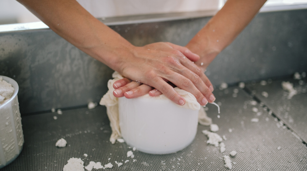 De químico a quesero artesano en la Sierra Morena de Sevilla Asociación para el Desarrollo Rural de Andalucía foto horizontal 03