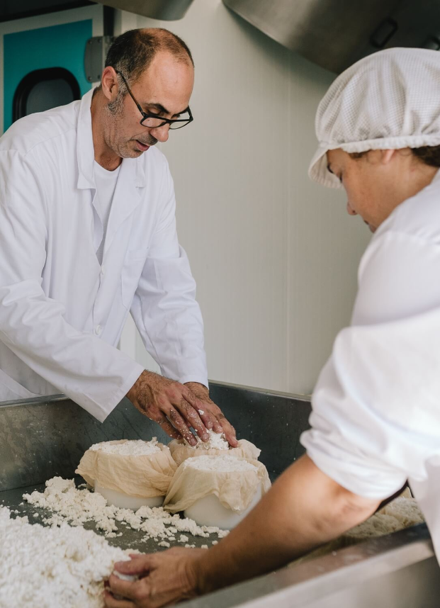 De químico a quesero artesano en la Sierra Morena de Sevilla Asociación para el Desarrollo Rural de Andalucía foto vertical 03